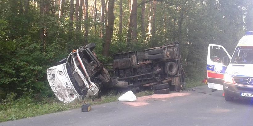 Dębowiec - ciężarówka wypadła z jezdni Dębowiec - ciężarówka wypadła z jezdni